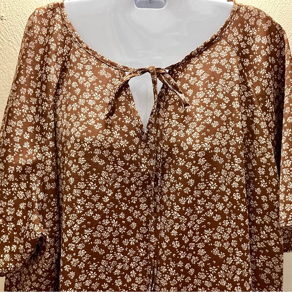 NWOT BloomChic brown and white floral short sleeve blouse in a size 22. - Picture 1 of 7